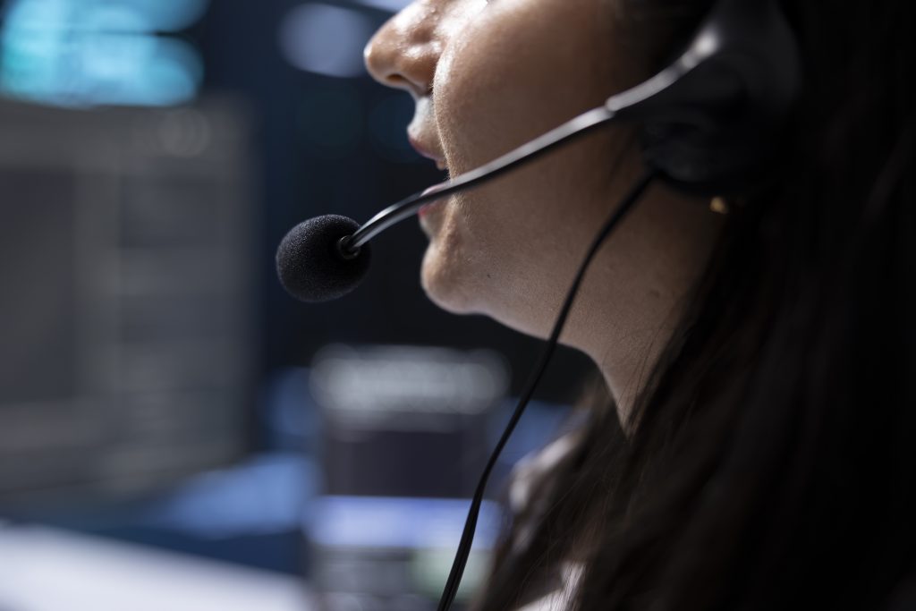 Airline-Kundenhotline hilft Reisenden bei Flugproblemen und Umbuchungen