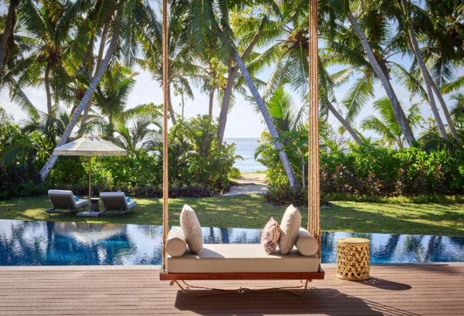 Luxusresorts Seychellen – Waldorf Astoria Seychelles Platte Island Poolvilla mit Daybed und Meerblick