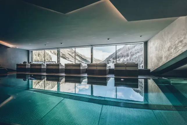 Indoor-Pool mit Panoramablick im Elizabeth Arthotel in Ischgl – ideales Wellnesshotel für Silvesterreisen 2025/2026 in den Alpen.