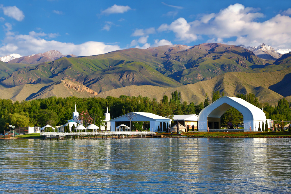 Jurten am Song-Kul-See in Kirgisistan vor Bergkulisse