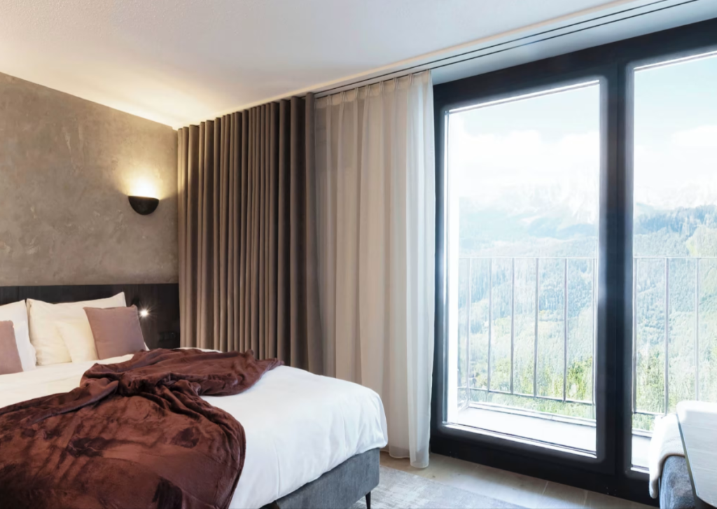 Neueröffnung Hotel Stubaital – modernes Schlafzimmer im Elva Apartment Hotel mit Bergblick