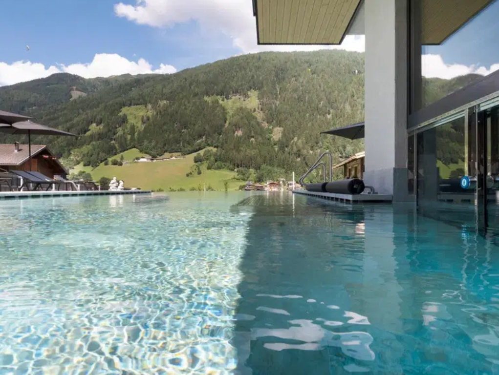 Neueröffnung Hotel Stubaital – Infinity-Pool mit Bergblick im Elva Apartment Hotel in Neustift