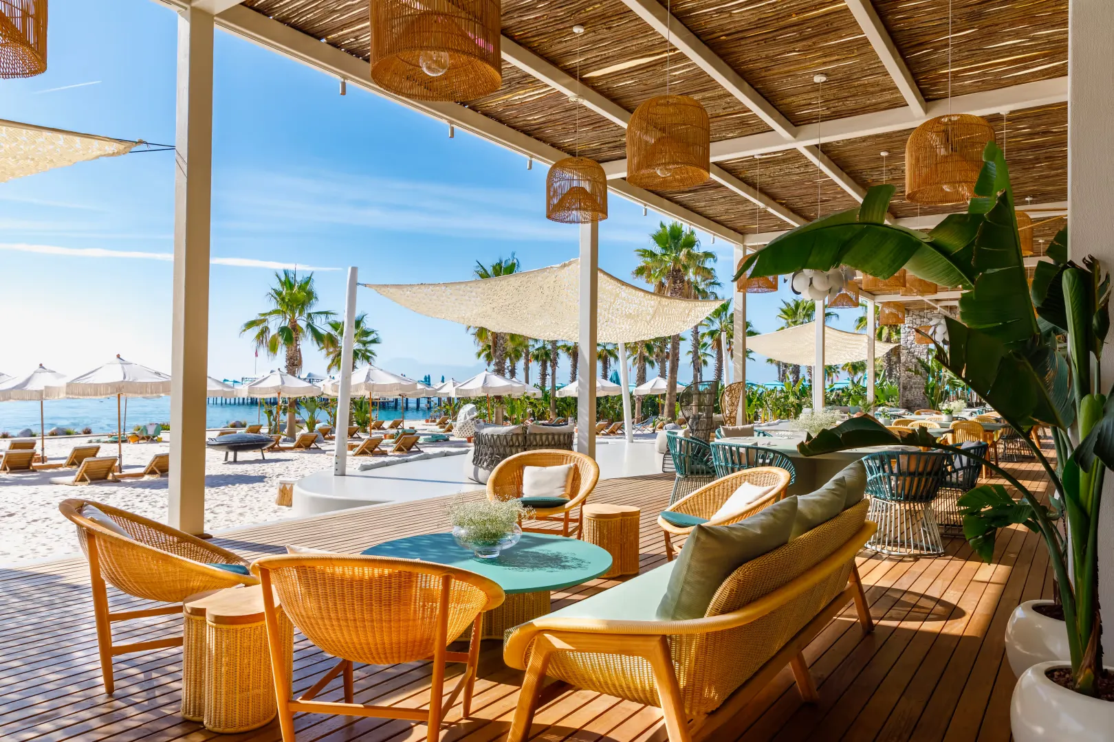 Exklusive Strandbar im Regnum The Crown Belek – stilvolle Erholung mit Meerblick