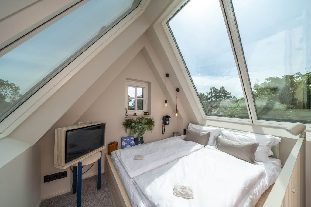Schlafzimmer im kleinsten Hotel der Welt mit Blick auf den Sternenhimmel