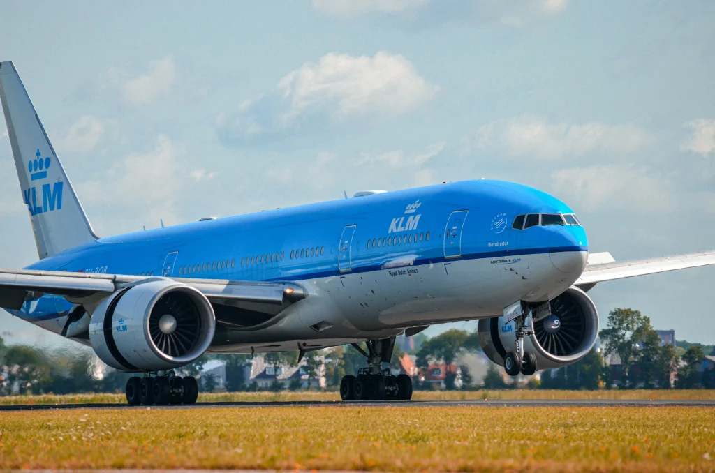 KLM Langstreckenflugzeug Boeing 777 startet auf der Startbahn bei klarem Himmel