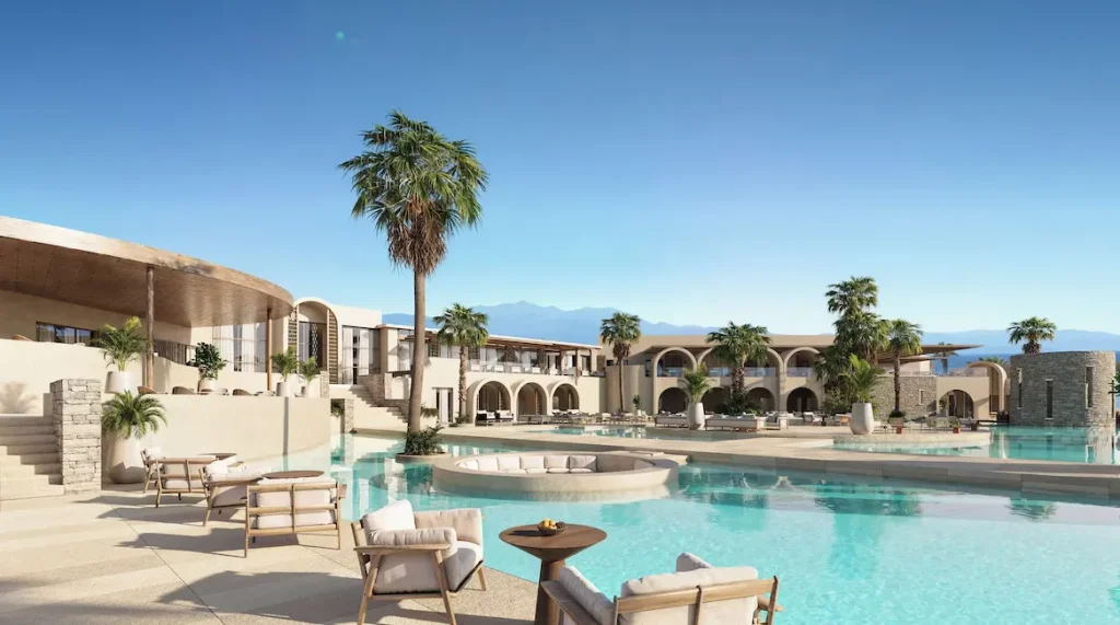Nana Royal 5 Sterne Resort auf Kreta mit großzügiger Poollandschaft, Palmen und modernen Sonnenterrassen