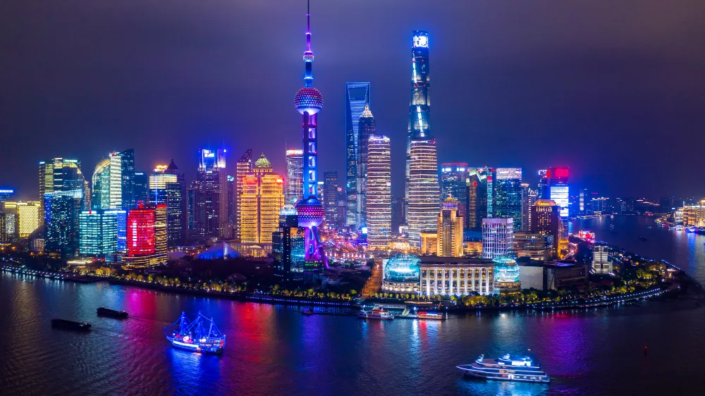 Shanghai Skyline im Ballungsraum – fünftgrößte Stadt der Welt 2025