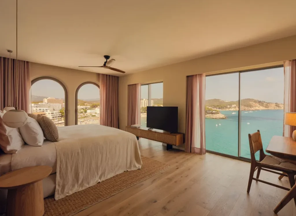Juniorzimmer im 5-Sterne-Boutiquehotel Aethos Mallorca mit Meerblick, mediterranem Design und großen Panoramafenstern