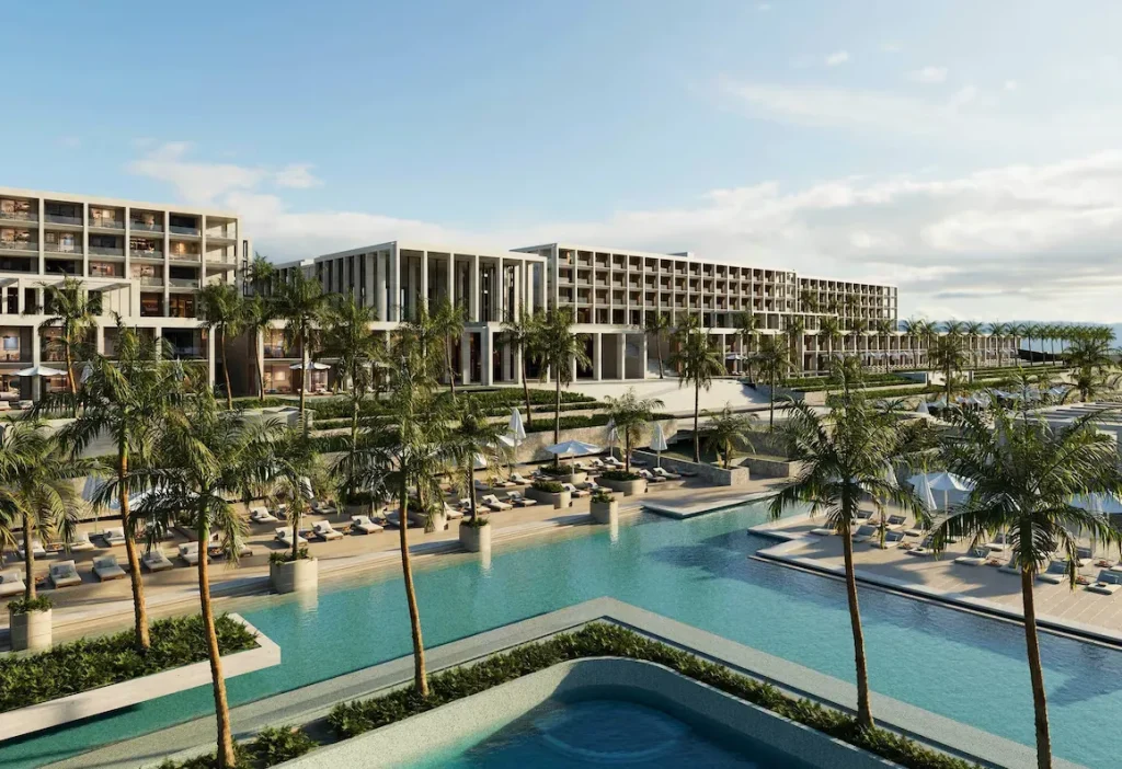 Außenansicht des Akra Didim Resort & SPA mit moderner Architektur, Poollandschaft und Palmen in Altınkum