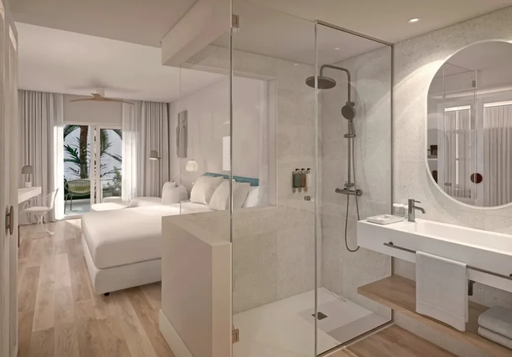 Modernes Zimmer im Amàre Beach Hotel Sancti Petri mit offenem Bad und Balkon