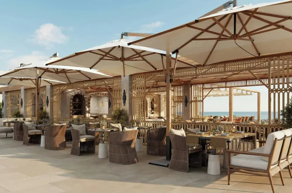 Restaurantterrasse im Amoh, a Luxury Collection Resort, Rhodes mit Meerblick