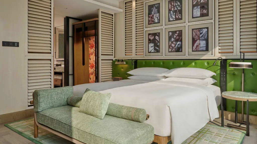 Andaz Shanghai ITC Andaz Suite Schlafzimmer mit bodentiefen Fenstern und urbanem Design