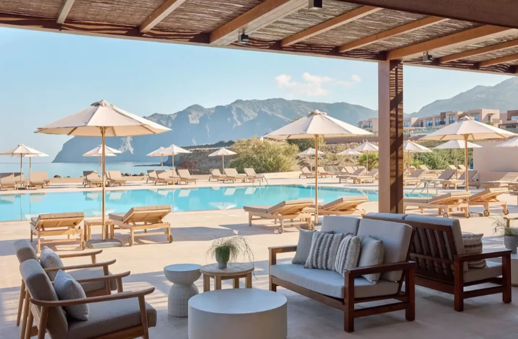 5* ananea Rocrita Hotel Kreta &ndash; moderner Poolbereich mit Sonnenliegen und Meerblick in Mochlos