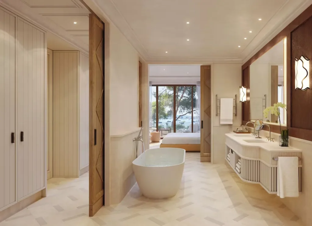 Mandarin Oriental Punta Negra Mallorca Badezimmer mit freistehender Badewanne, Doppelwaschbecken und Meerblick