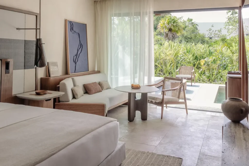Suite im Alila Mayakoba mit hochwertigen Bettwaren, Minibar und modernem Design an der Riviera Maya