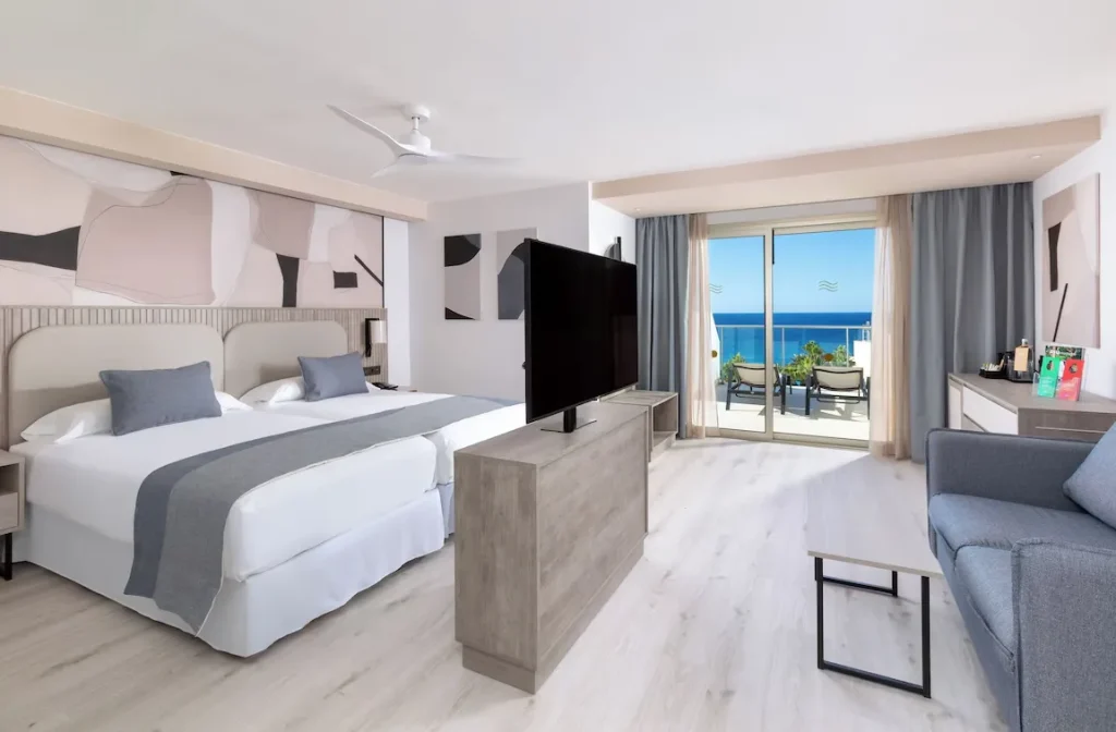 Modernes Doppelzimmer im RIU Palace Calypso – Adults Only mit Balkon und Meerblick