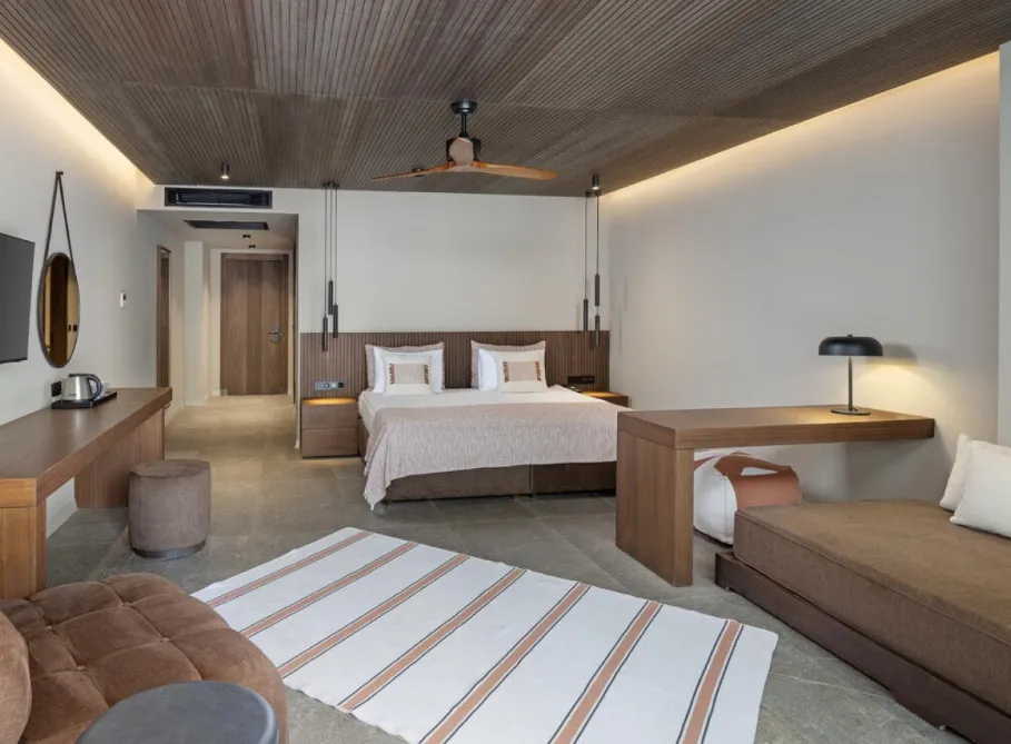 Modernes Doppelzimmer im Jacaranda Luxury Resort in Side mit Holzelementen und Kingsize-Bett