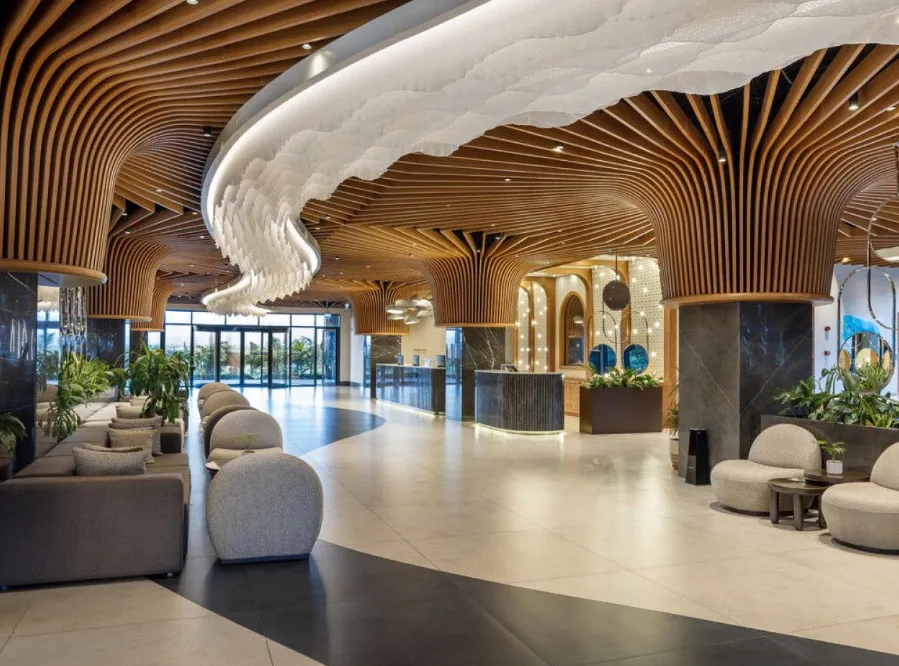 Lobbybereich des Jacaranda Luxury Resort in Side mit modernem Holzdesign und Rezeption