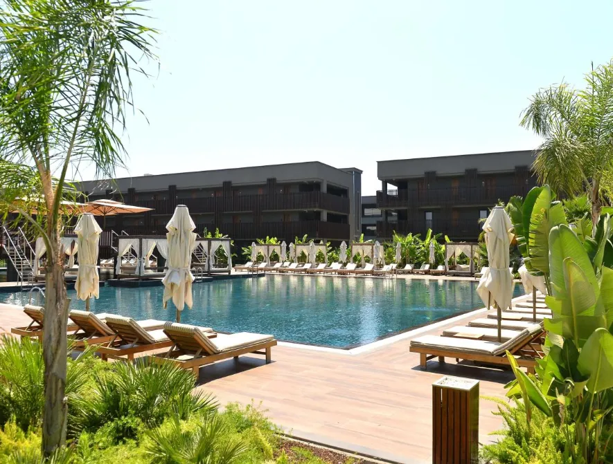 Hauptpool des Jacaranda Luxury Resort in Side mit Cabanas und moderner Architektur