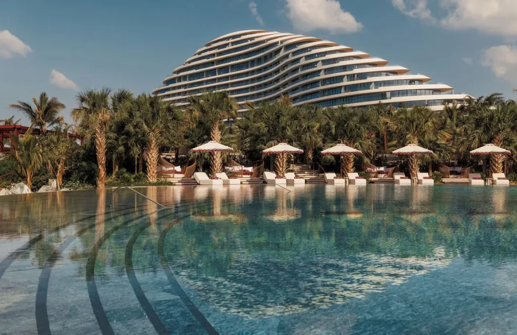 Jumeirah Marsa Al Arab in Dubai mit geschwungener Fassade und Poolanlage am Jumeirah Beach