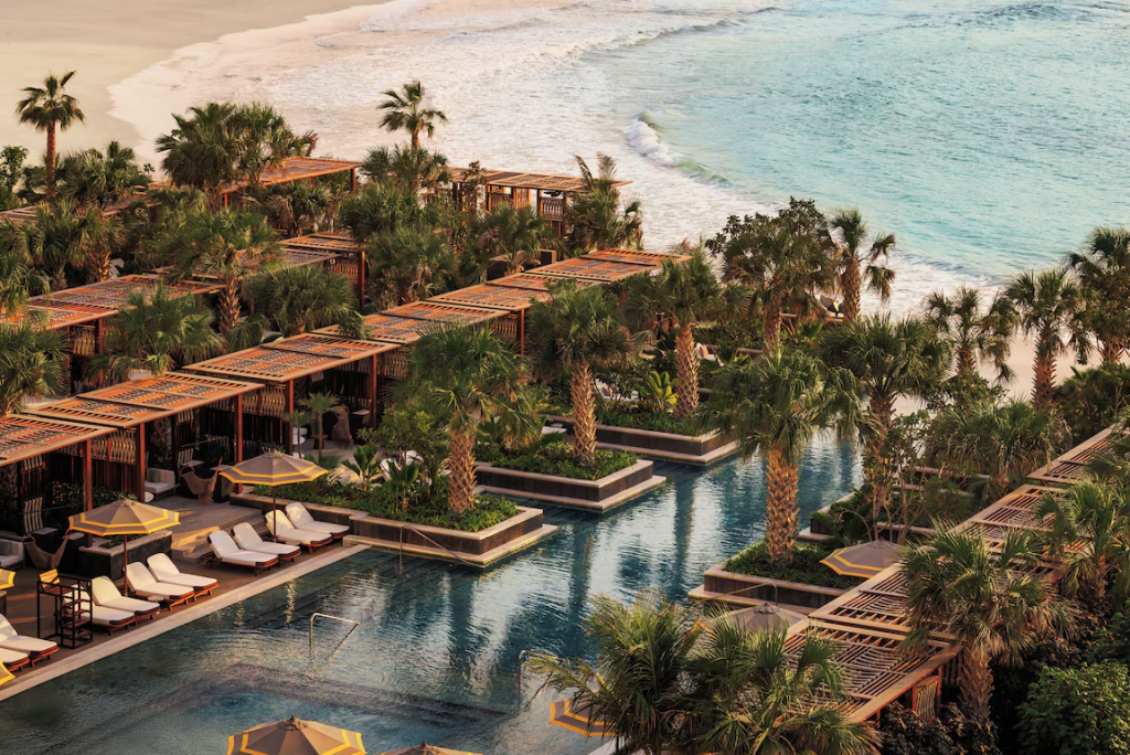 Poollandschaft des Jumeirah Marsa Al Arab in Dubai mit Privatstrand am Jumeirah Beach