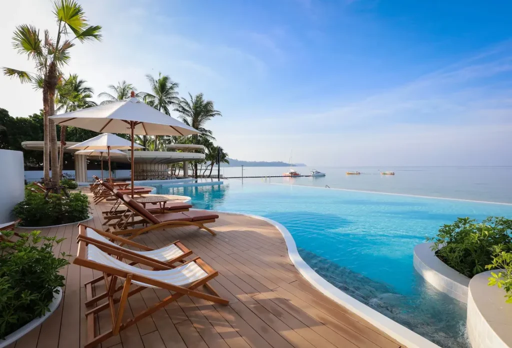 La Solaya Khao Lak Infinity Pool mit Meerblick und Poolbar direkt am Bang Niang Beach – Neueröffnung Thailand 2026
