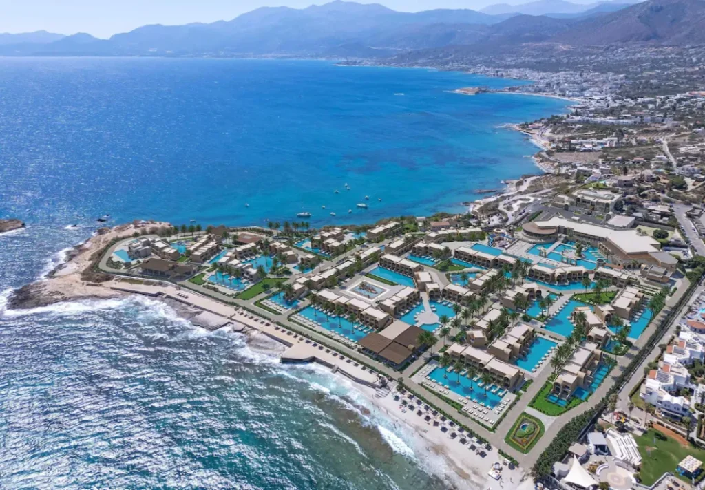 Nana Royal Premium Resort & Spa auf Kreta in Hersonissos mit Poollandschaft und direkter Strandlage – Luftaufnahme