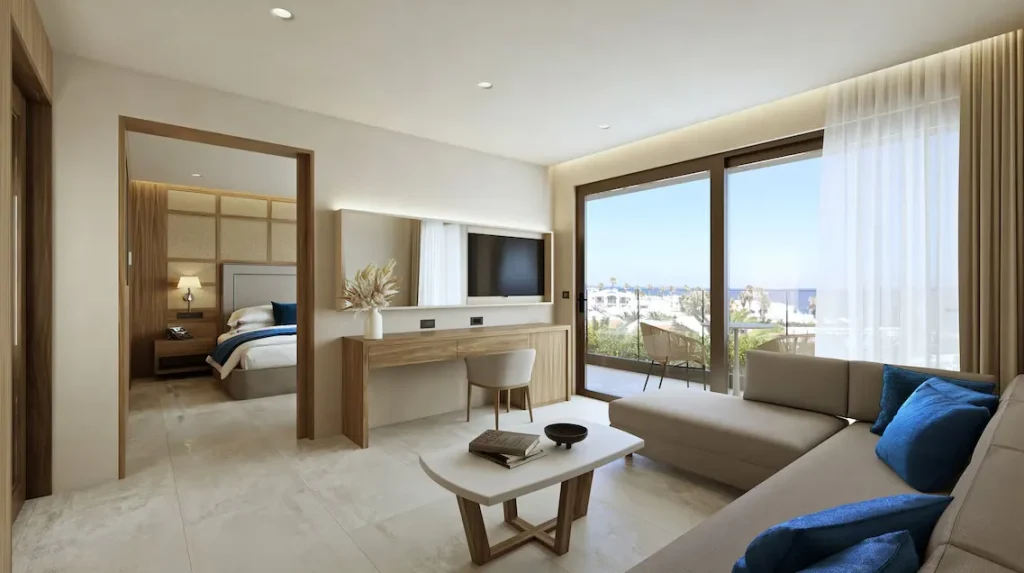 Moderne Suite im Nana Royal 5 Sterne Hotel auf Kreta mit Wohnbereich, Schlafzimmer und Balkon mit Meerblick