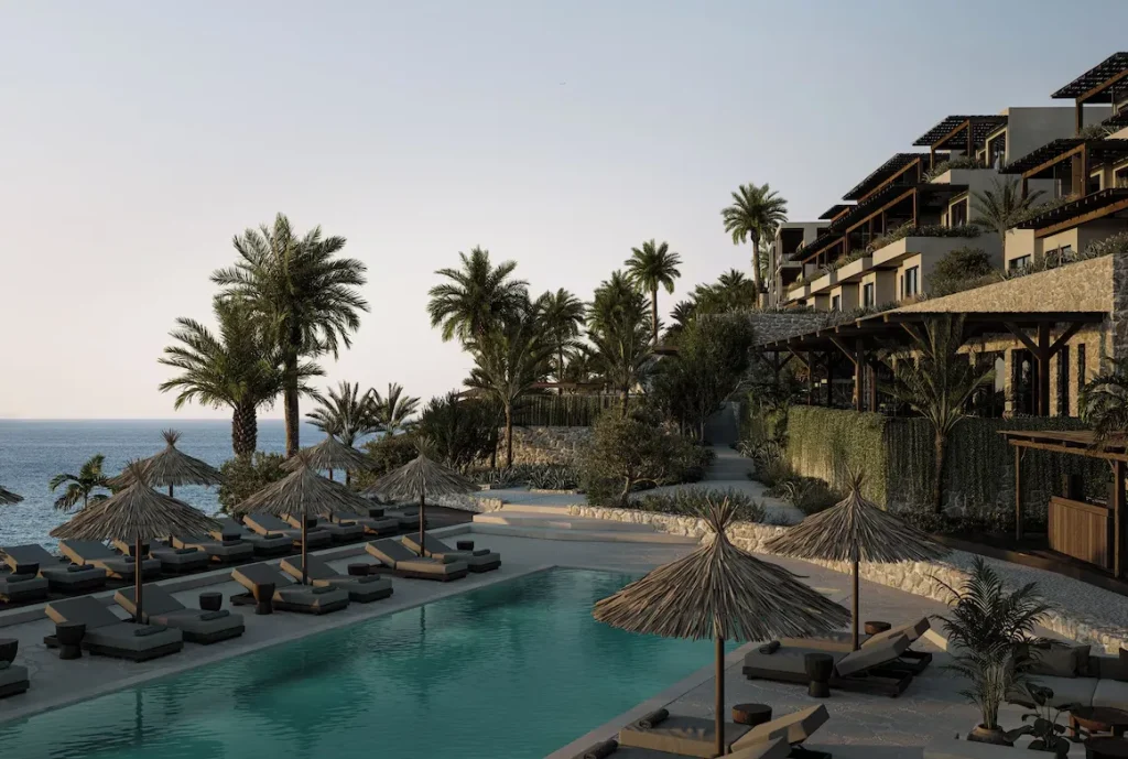 OKU Bodrum Poolanlage mit Meerblick, Palmen und Adults-Only-Luxusresort an der Ägäis