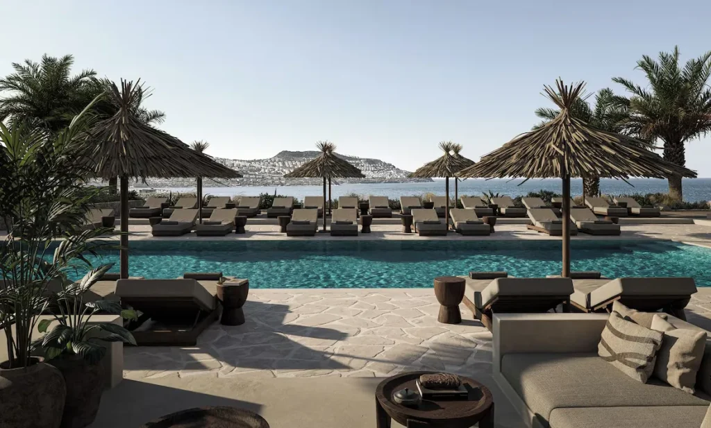 OKU Bodrum Poolbereich mit Meerblick, Sonnenliegen und Privatstrand an der Ägäis