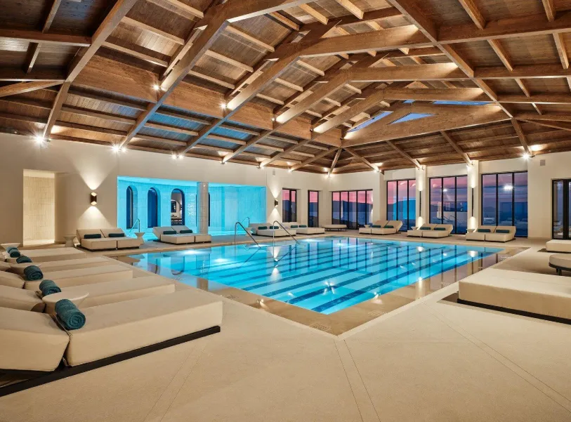 Beheizter Indoorpool im Spa-Bereich des Oros Luxury Beach Resort