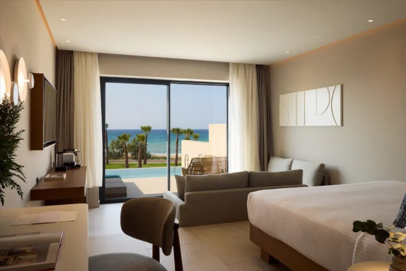Junior Suite mit Meerblick und privatem Pool im Oros Luxury Beach Resort