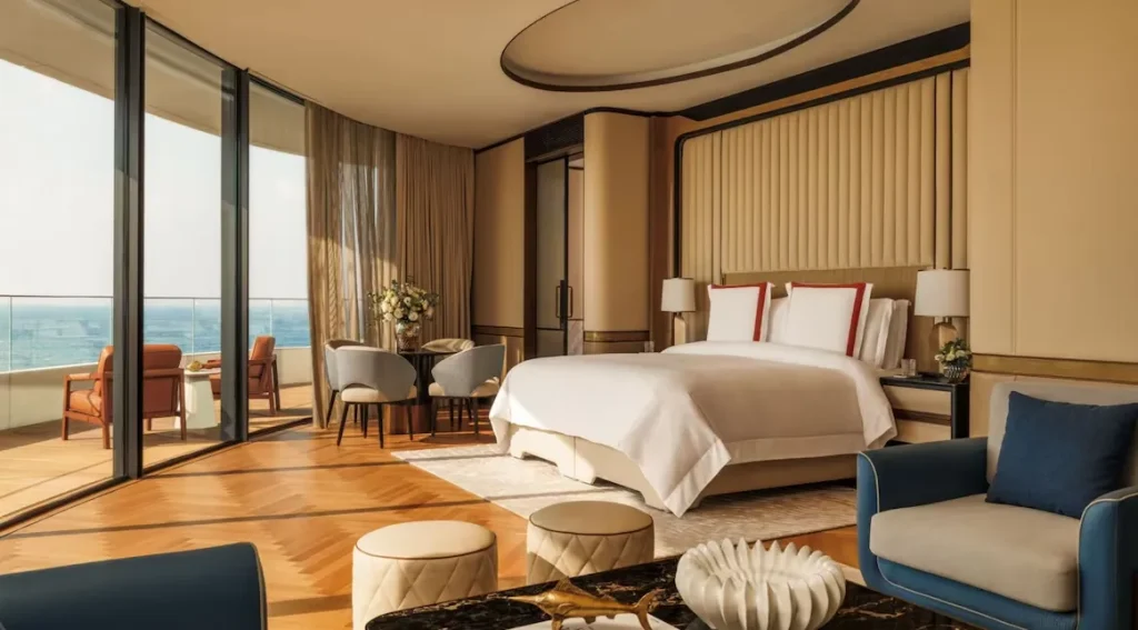 Panorama-Zimmer mit Meerblick im Jumeirah Marsa Al Arab in Dubai mit Balkon und Blick auf den Arabischen Golf