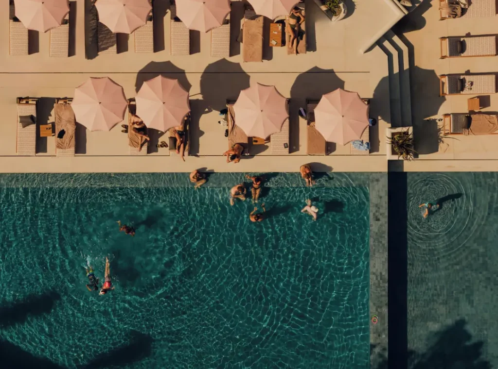 Rooftop Pool Club im 5-Sterne-Boutiquehotel Aethos Mallorca mit Infinitypool, Sonnenliegen und Meerblick von oben