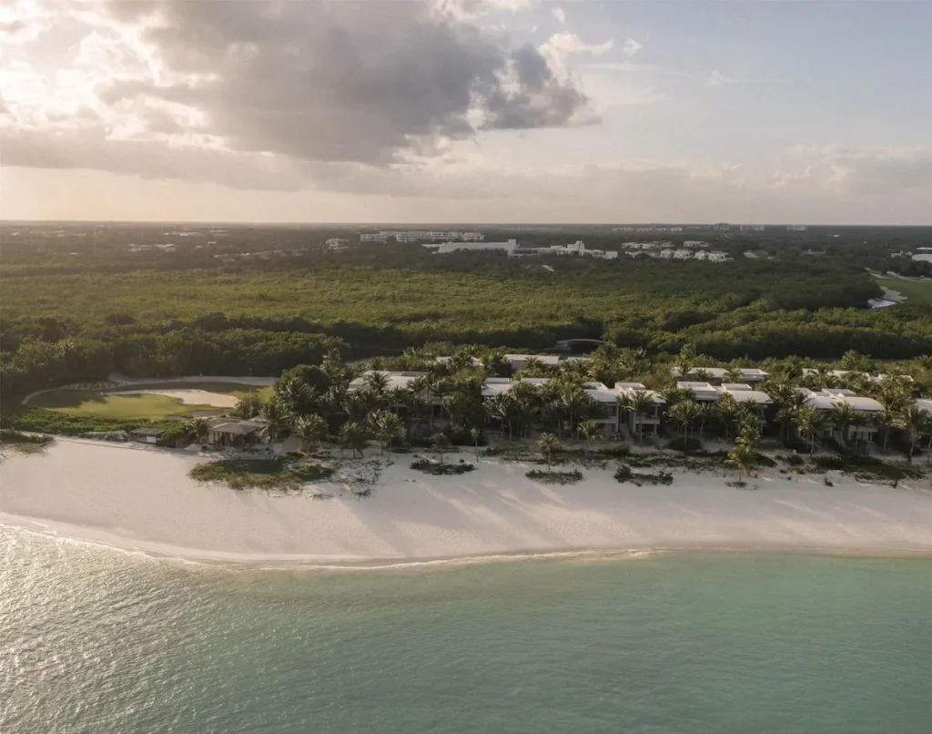 Privatstrand des Alila Mayakoba mit weißem Sand und türkisfarbenem Meer an der Riviera Maya