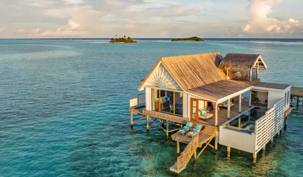 Overwater-Villa im Rah Gili Maldives Luxusresort über der türkisfarbenen Lagune