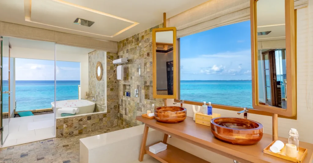 Luxuriöses Badezimmer mit Meerblick im Rah Gili Maldives Luxusresort