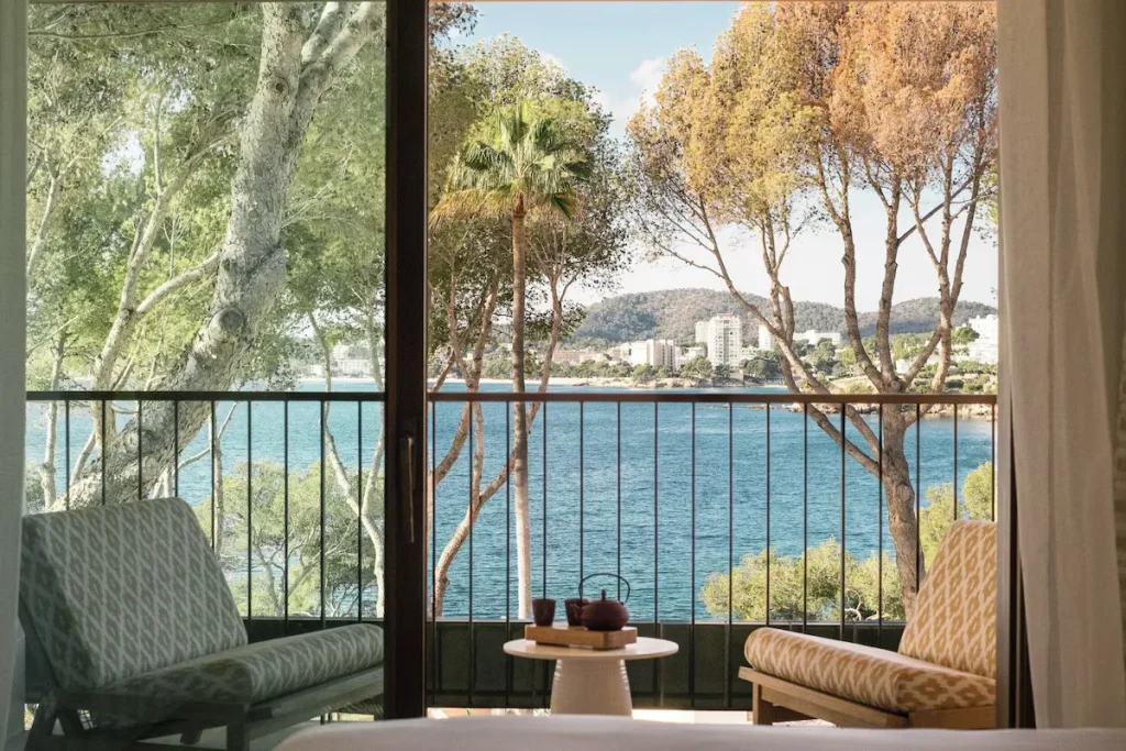 Mandarin Oriental Punta Negra Mallorca Suite mit Balkon und Meerblick über die Bucht