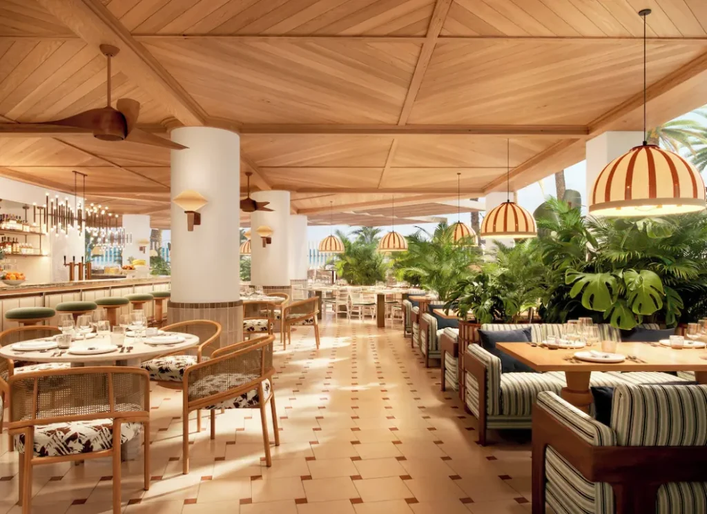 Restaurantbereich im The Site Hotel Ibiza mit mediterranem Design, Holzelementen und täglichem Frühstücksbuffet – 5 Sterne Hotel in Playa d’en Bossa