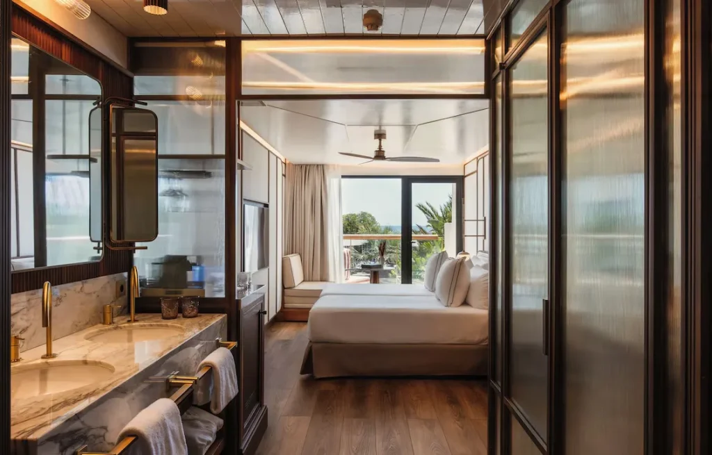 Modernes Deluxe Zimmer im The Site Hotel Ibiza mit Balkon, Meerblick und hochwertigem 5 Sterne Design in Playa d’en Bossa – Neueröffnung 2026
