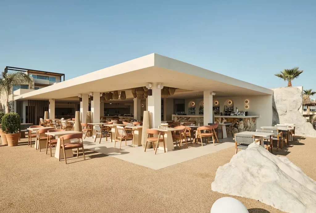 Restaurantterrasse im UZENIE All Suites Boutique Resort auf Kreta mit moderner Architektur und mediterranem Ambiente