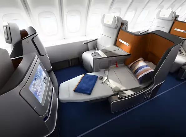 Lufthansa Business Class Sitz als Liegeflat-Bett umgeklappt auf der Langstrecke