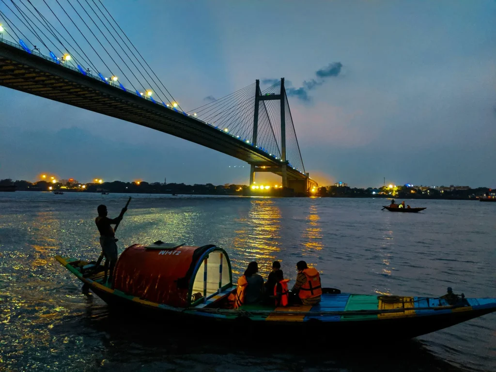 Kolkata am Hooghly-Fluss im Ballungsraum – neuntgrößte Stadt der Welt 2025