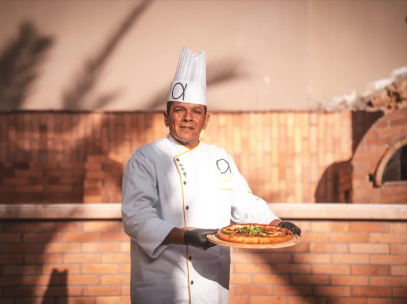 Koch im ananea Hurghada bereitet frische Pizza im Outdoor-Restaurant des Adults only Hotels zu