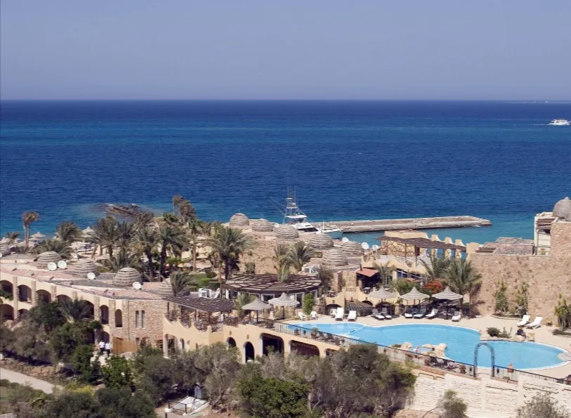 Poolanlage des ananea Hurghada mit Blick auf das Rote Meer in &Auml;gypten