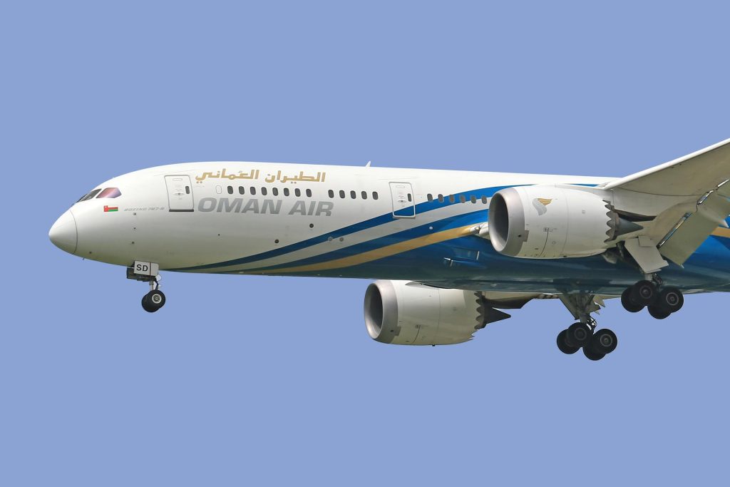 Boeing 787-9 von Oman Air kurz vor der Landung, verwendet für Business Class Flüge von Deutschland nach Phuket.