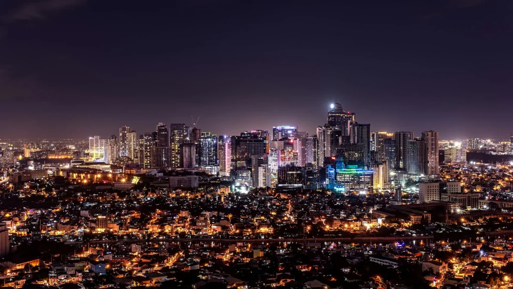 Manila Skyline bei Nacht im Ballungsraum – achtgrößte Stadt der Welt 2025