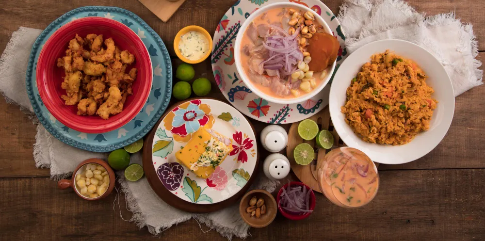 Peruanische Spezialitäten wie Ceviche, Reisgericht und traditionelle Beilagen – Küche Perus laut Taste Atlas
