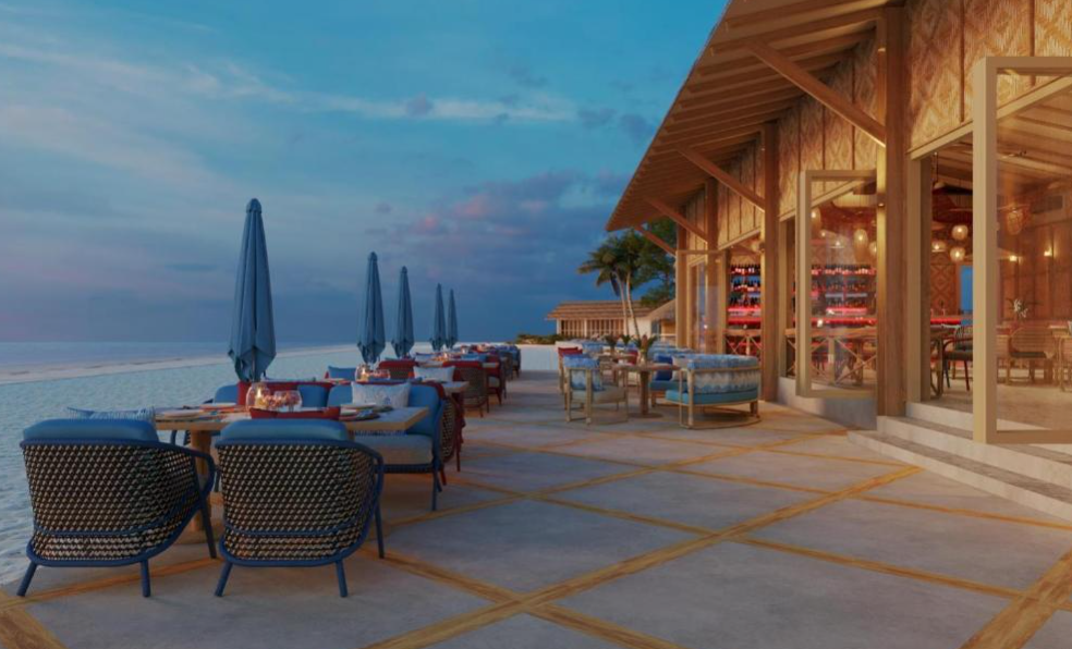 Offene Restaurantterrasse im OUTRIGGER Phi Phi Island Resort direkt am Meer auf Koh Phi Phi bei Abendstimmung