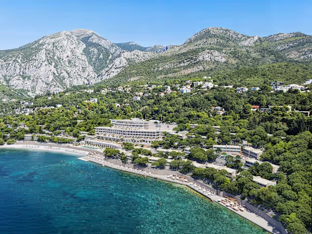 Iberostar Selection Montenegro direkt am Meer in Bar mit Strand, t&uuml;rkisblauem Wasser und Bergen im Hintergrund